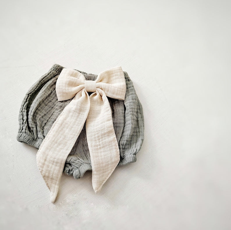 Green Double Gauze Muslin Baby Bloomer with Cream Bow β Soft & Stylish Baby Bloomers
