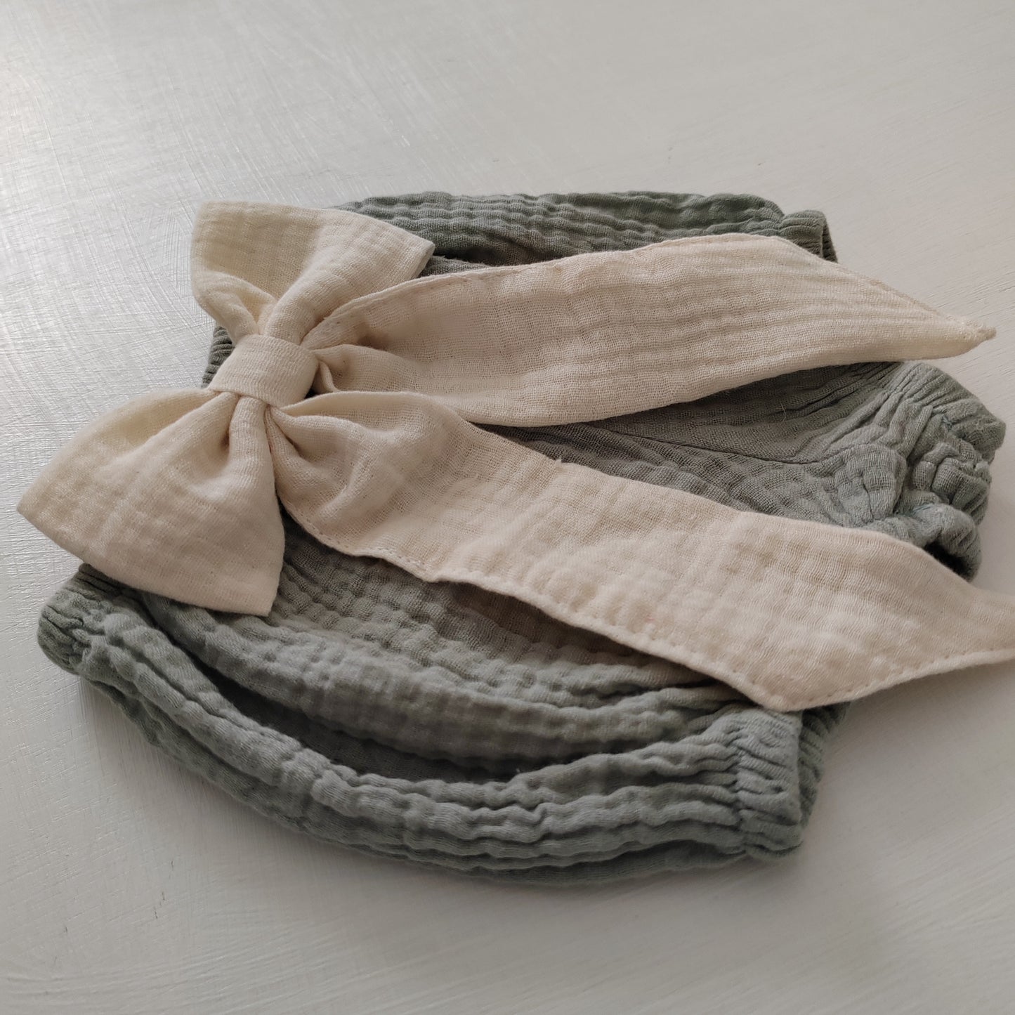 Green Double Gauze Muslin Baby Bloomer with Cream Bow β Soft & Stylish Baby Bloomers