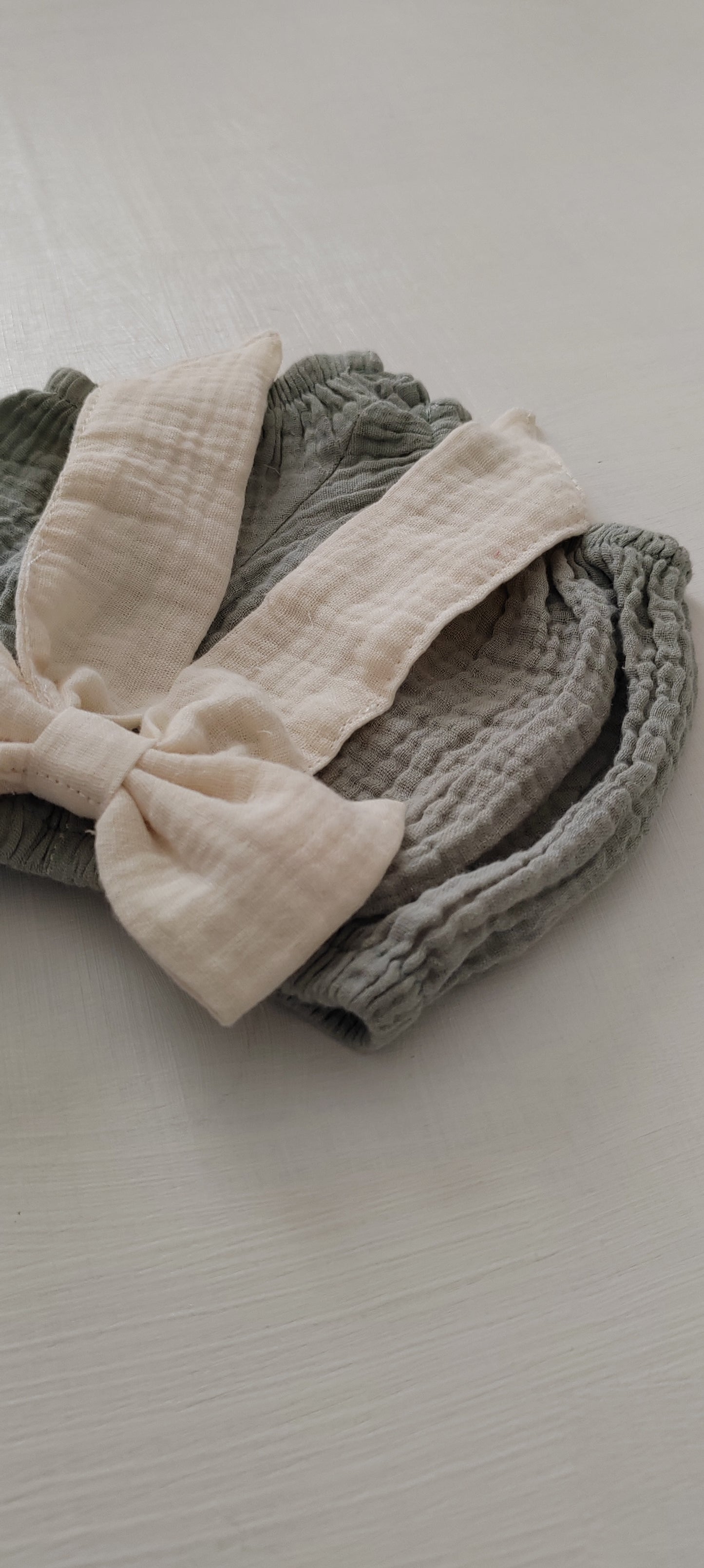 Green Double Gauze Muslin Baby Bloomer with Cream Bow β Soft & Stylish Baby Bloomers
