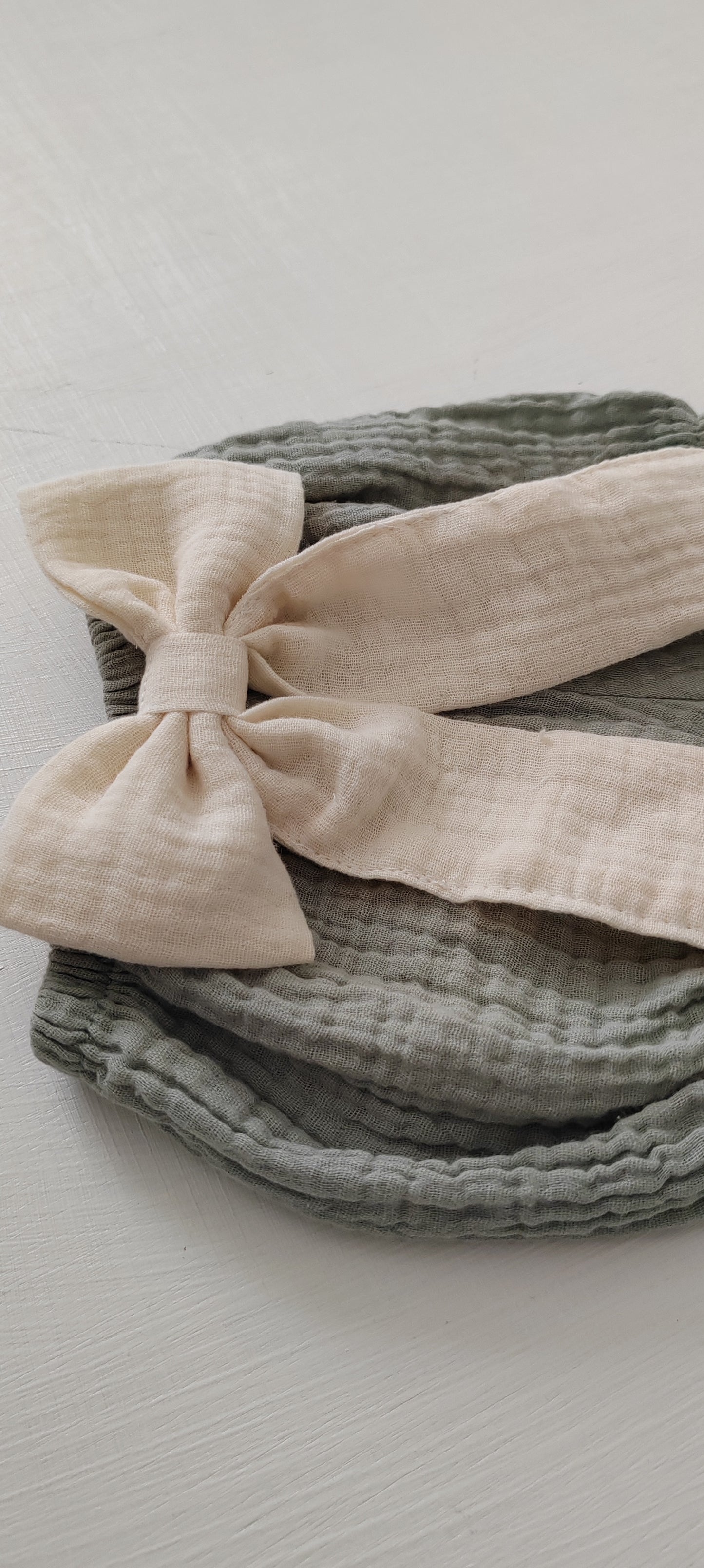 Green Double Gauze Muslin Baby Bloomer with Cream Bow β Soft & Stylish Baby Bloomers