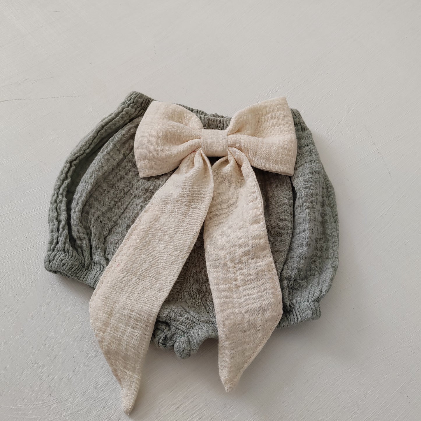 Green Double Gauze Muslin Baby Bloomer with Cream Bow β Soft & Stylish Baby Bloomers