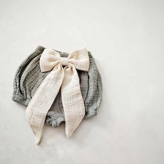 Green Double Gauze Muslin Baby Bloomer with Cream Bow – Soft & Stylish Baby Bloomers