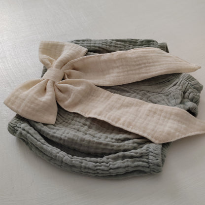 Green Double Gauze Muslin Baby Bloomer with Cream Bow – Soft & Stylish Baby Bloomers